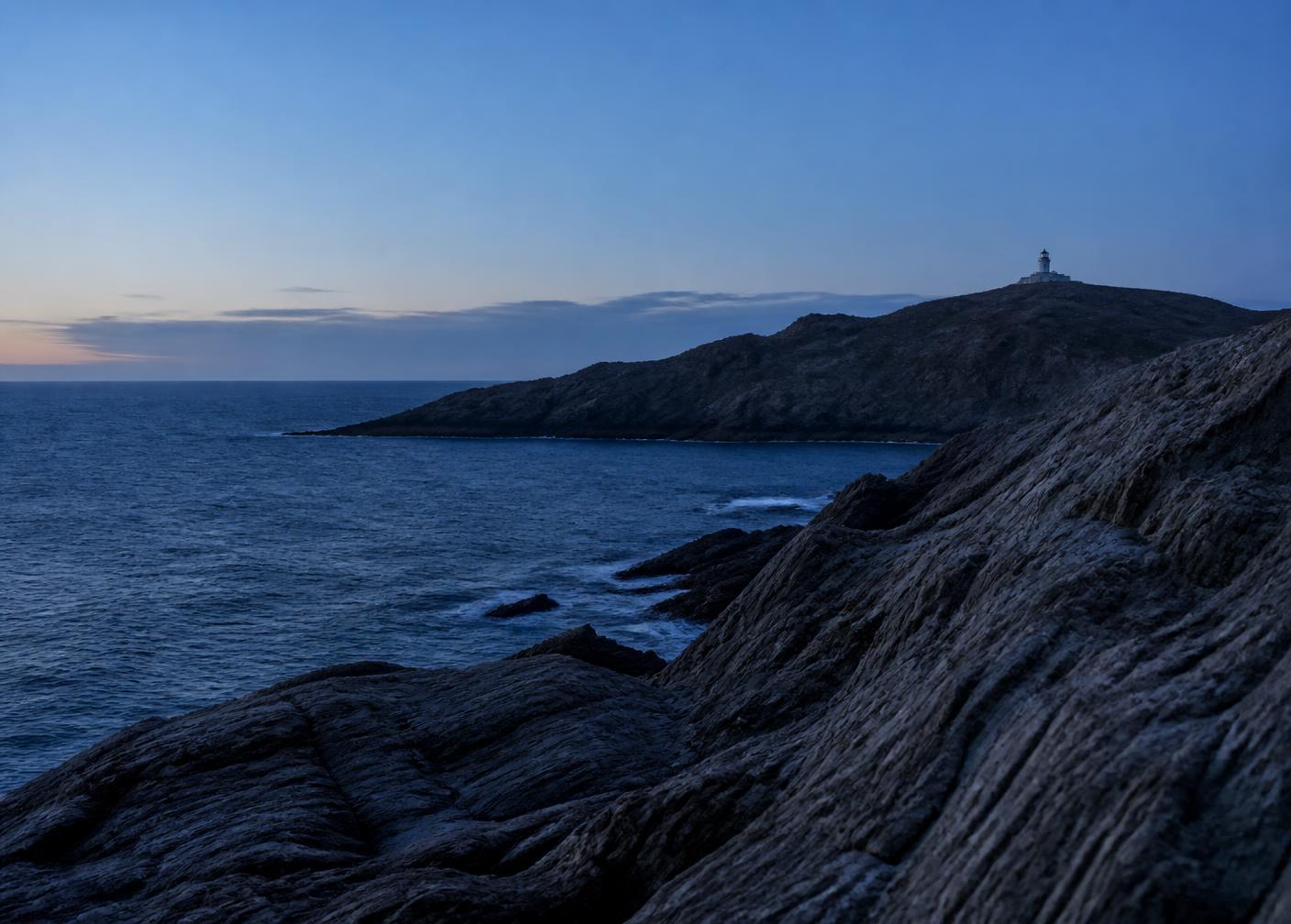 Cap de Creus al atardecer con el faro al fondo